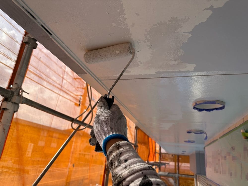 鈴鹿市_K様_軒天(中塗り) 鈴鹿市の外壁塗装、屋根塗装、防水工事をリペイント匠が施工した写真