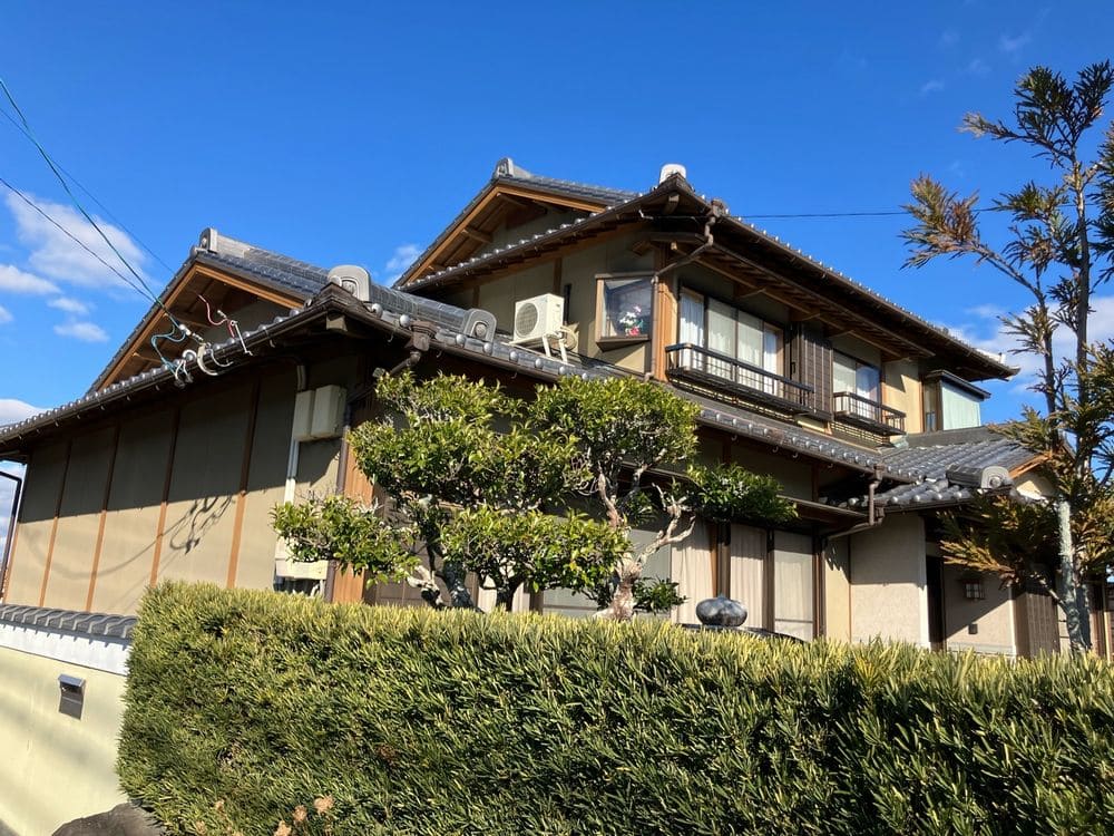 主屋_施工前_外壁全体 (2) 松阪市で外壁塗装と防水工事をリペイント匠が施工した写真