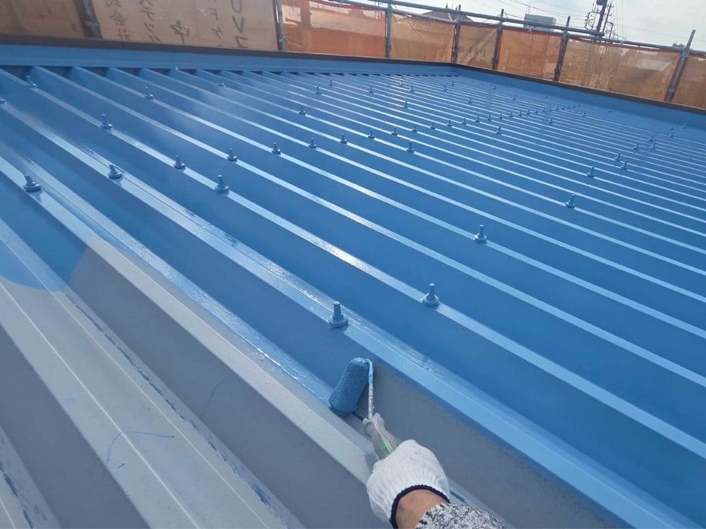 鈴鹿市_K様_屋根(中塗り) 鈴鹿市の外壁塗装、屋根塗装、防水工事をリペイント匠が施工した写真