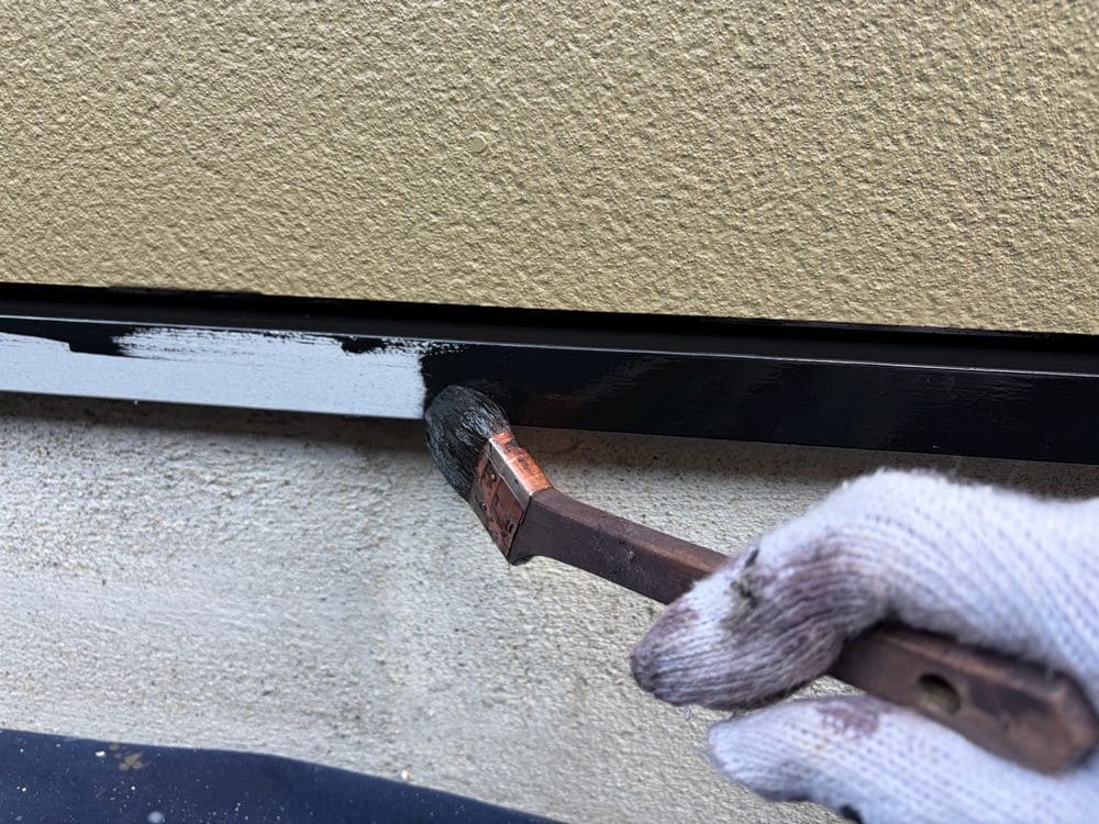 水切り(中塗り) 松阪市で外壁塗装と防水工事をリペイント匠が施工した写真