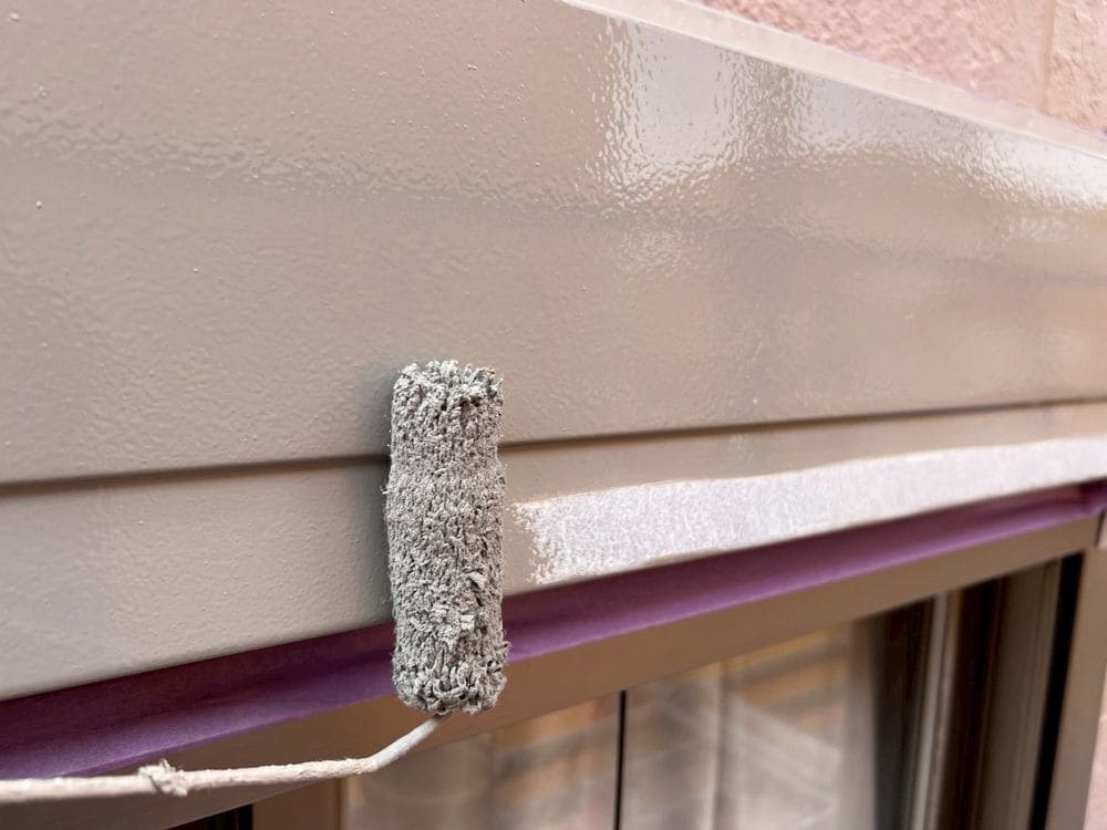 津市久居 H様シャッターボックス中塗り 津市の外壁塗装をリペイント匠が施工した写真