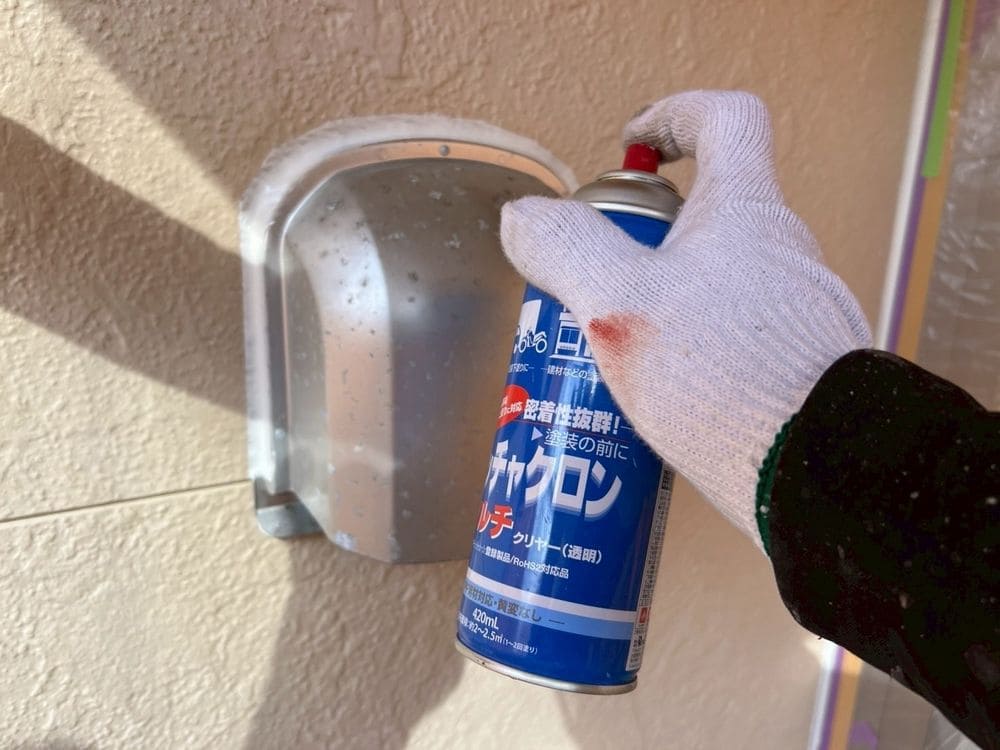 津市久居 H様換気フード下塗り 津市の外壁塗装をリペイント匠が施工した写真