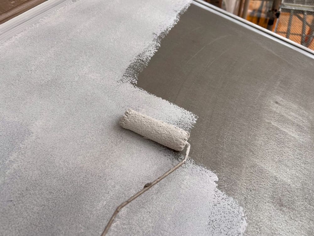 津市久居 H様庇下塗り 津市の外壁塗装をリペイント匠が施工した写真