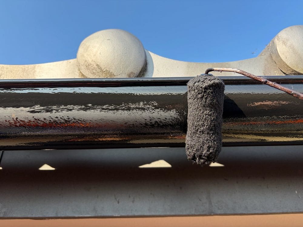 樋(中塗り) (2) 松阪市で外壁塗装と防水工事をリペイント匠が施工した写真