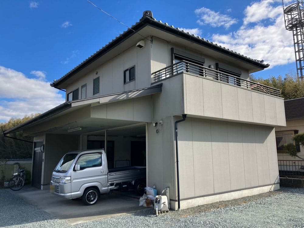 離れ_施工前_外壁全体 松阪市で外壁塗装と防水工事をリペイント匠が施工した写真