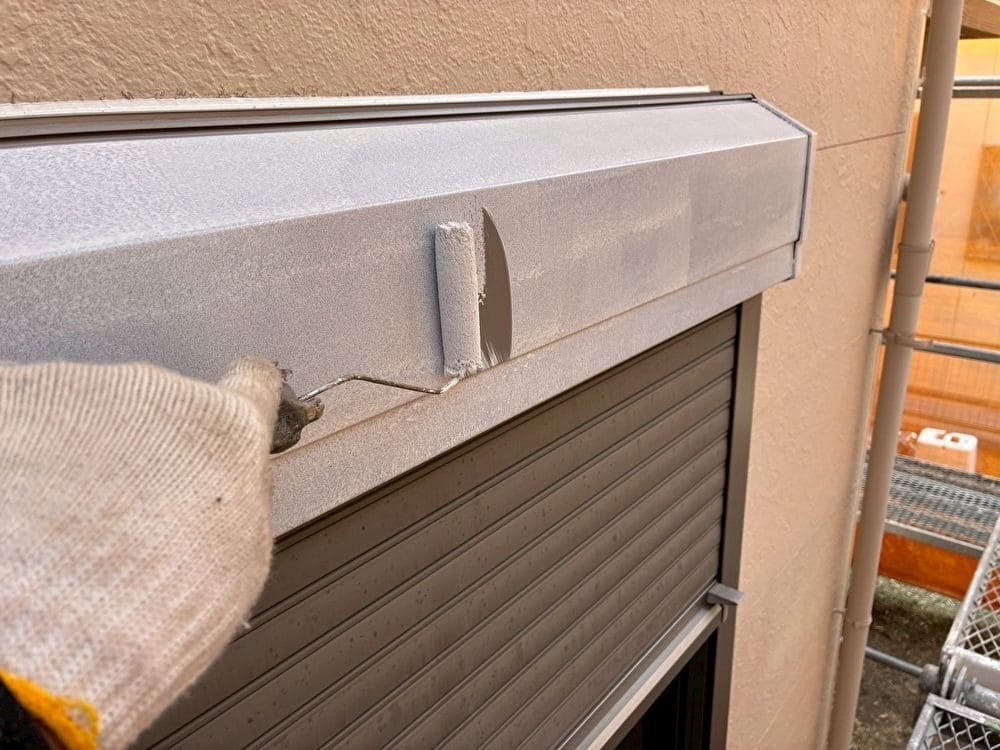 津市久居 H様シャッターボックス下塗り 津市の外壁塗装をリペイント匠が施工した写真