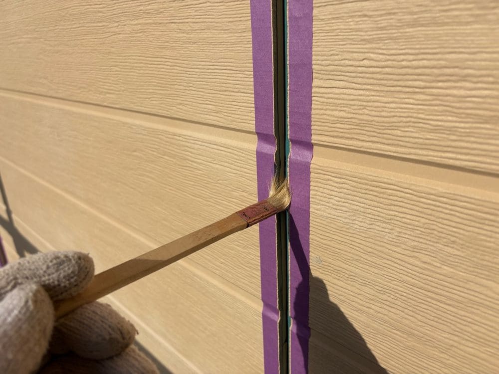 K様(伊勢市)コーキング‗プライマー塗布 伊勢市で外壁塗装と防水工事をリペイント匠が施工した写真