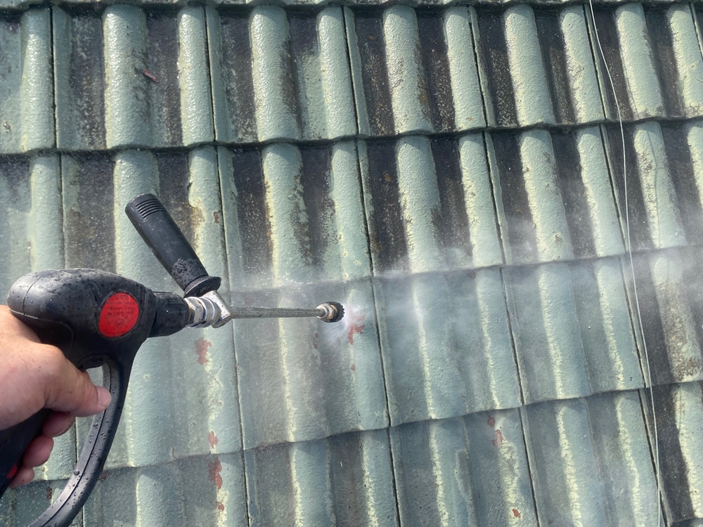 S様(津)高圧洗浄(屋根) (3) 津市の外壁塗装、屋根塗装をリペイント匠が施工した写真