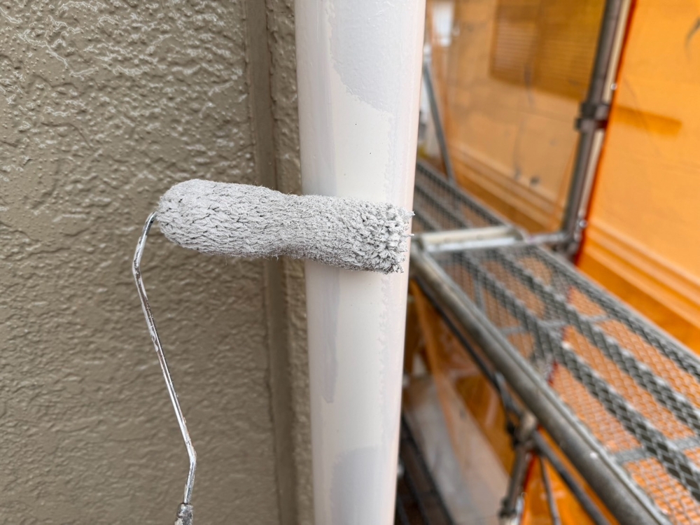 S様(津)樋(中塗り) (3) 津市の外壁塗装、屋根塗装をリペイント匠が施工した写真