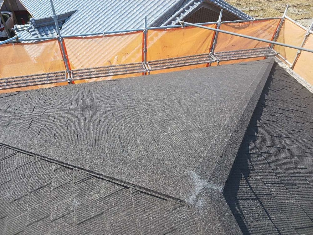 鈴鹿市_T様_棟板金(施工後) 鈴鹿市の屋根カバー工事をリペイント匠が施工した写真