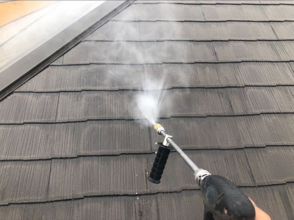 鈴鹿市_T様_高圧洗浄(屋根) 鈴鹿市の屋根カバー工事をリペイント匠が施工した写真