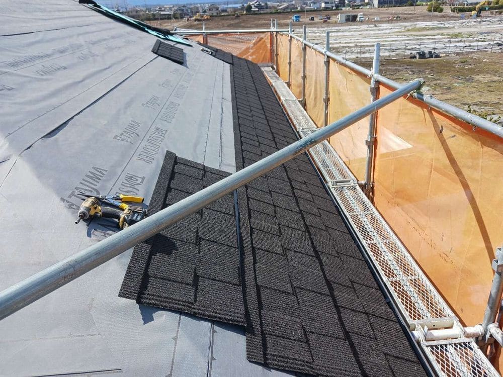 鈴鹿市_T様_本体(施工中) 鈴鹿市の屋根カバー工事をリペイント匠が施工した写真