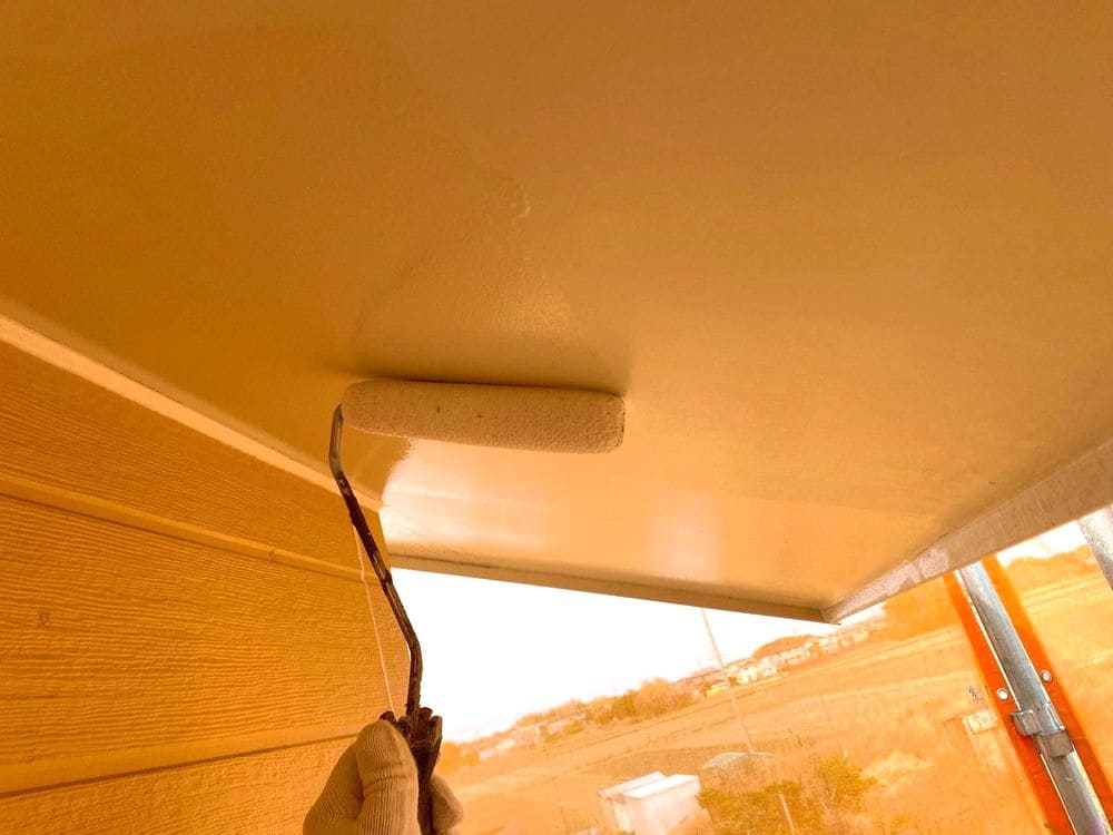 K様(伊勢市)軒天‗1回目 伊勢市で外壁塗装と防水工事をリペイント匠が施工した写真