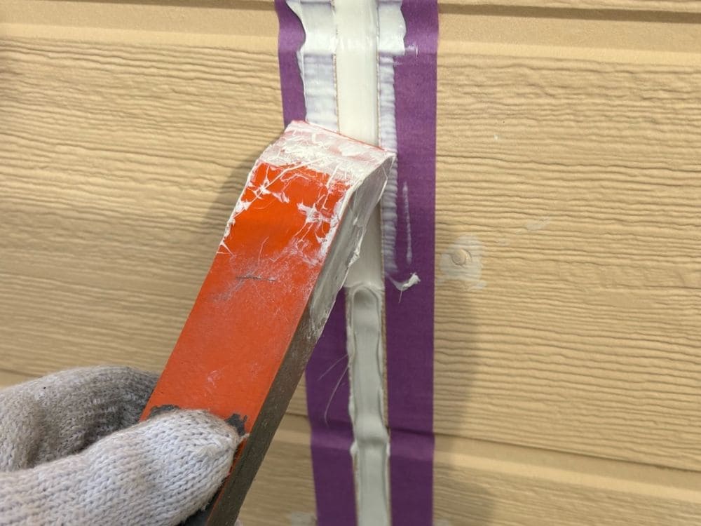 K様(伊勢市)コーキング‗打ちならし 伊勢市で外壁塗装と防水工事をリペイント匠が施工した写真