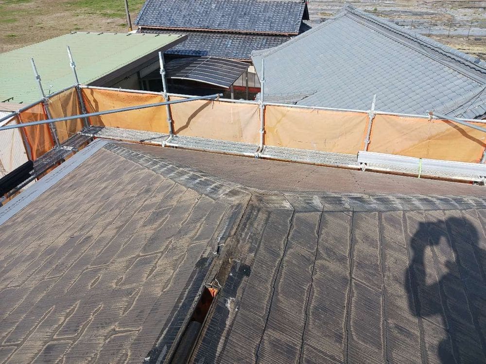 鈴鹿市_T様_棟板金(貫板撤去) 鈴鹿市の屋根カバー工事をリペイント匠が施工した写真