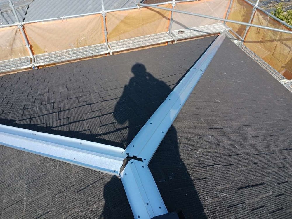 鈴鹿市_T様_棟板金(板金取付) 鈴鹿市の屋根カバー工事をリペイント匠が施工した写真