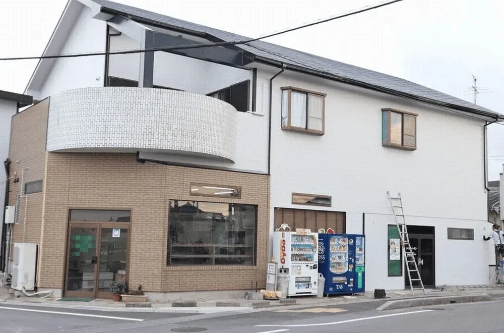 鈴鹿市｜ホワイト×ベージュのナチュラル外観｜近所の方々の評判も星3つです