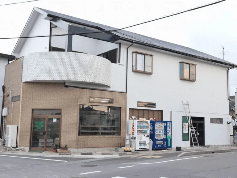 鈴鹿市|ホワイト×ベージュのナチュラル外観|近所の方々の評判も星3つです