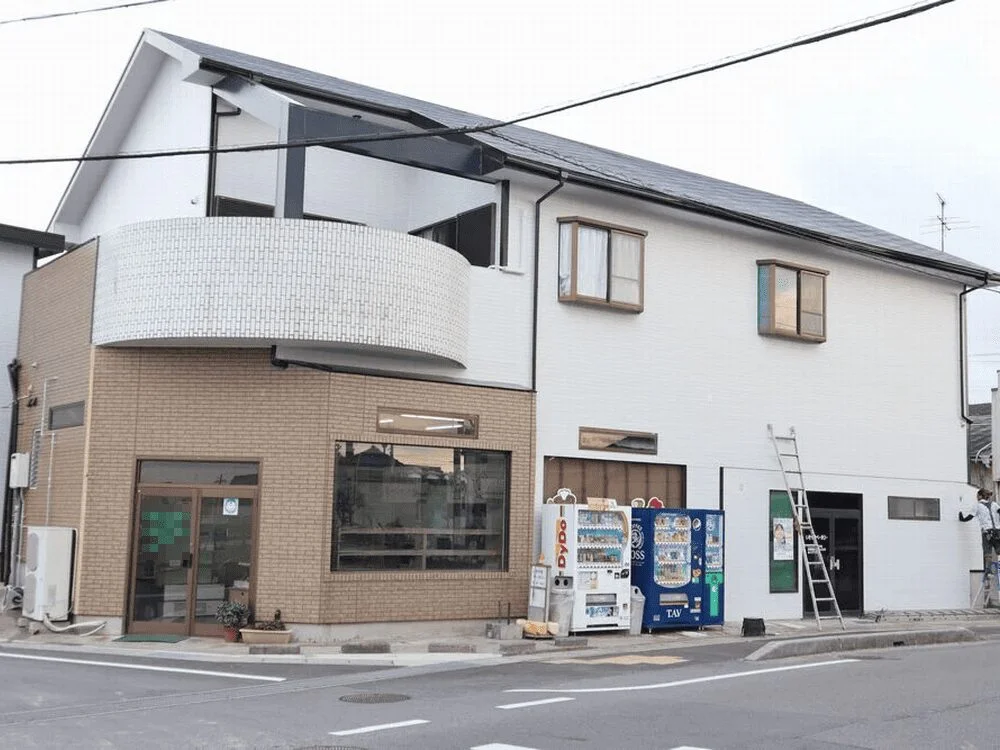 鈴鹿市｜ホワイト×ベージュのナチュラル外観｜近所の方々の評判も星3つです