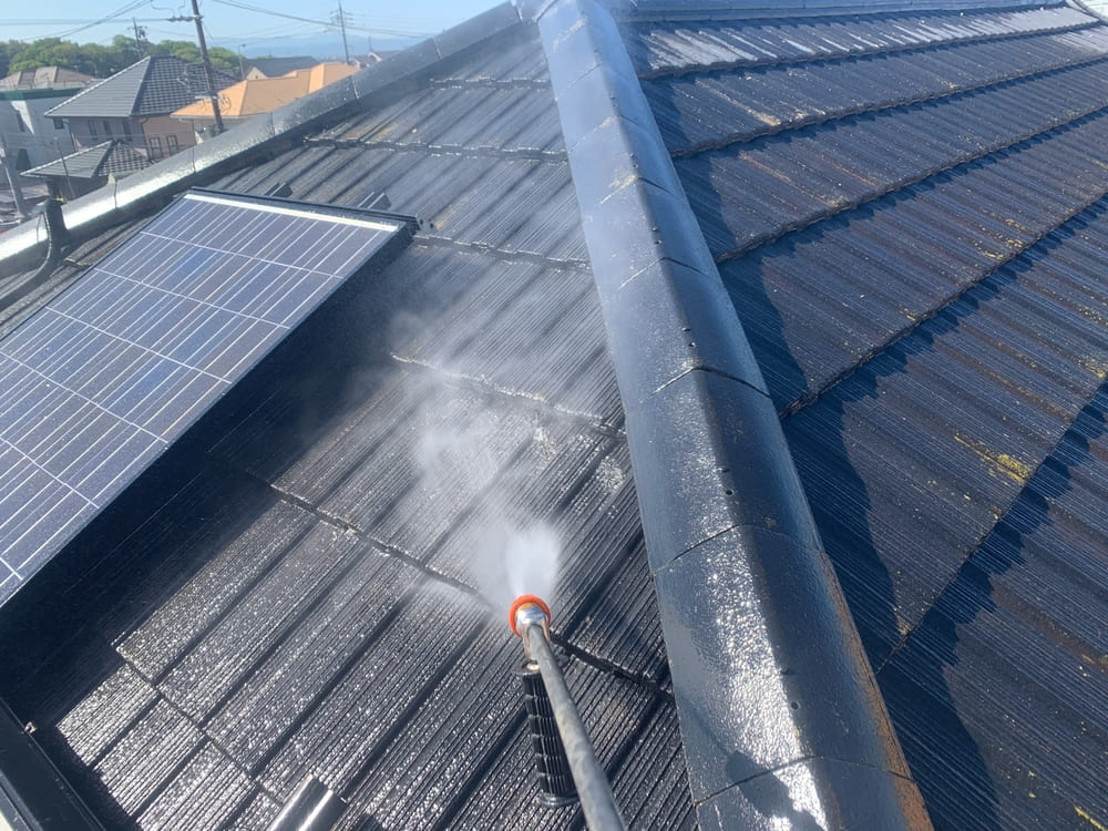 S様(津)高圧洗浄(屋根) 津市の外壁塗装、防水工事をリペイント匠が施工した写真