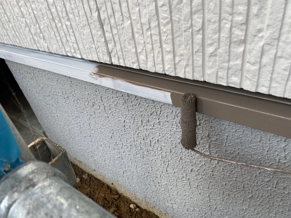 鈴鹿市_N様_水切り(中塗り) 鈴鹿市の外壁塗装、屋根塗装をリペイント匠が施工した写真