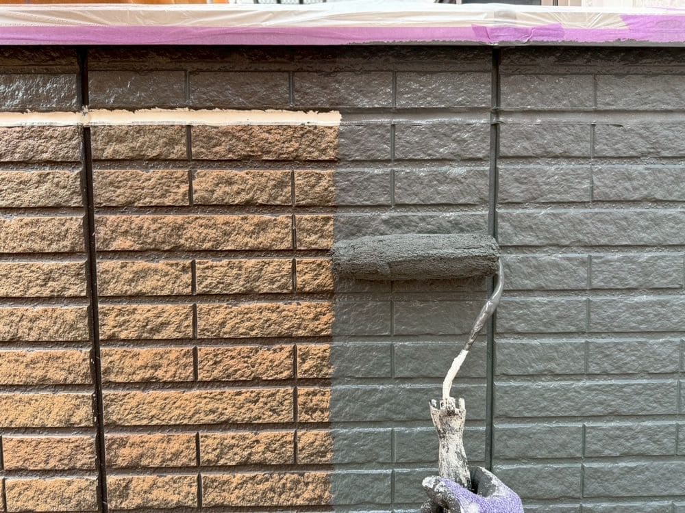 鈴鹿市_N様_外壁(中塗り2) 鈴鹿市の外壁塗装、屋根塗装をリペイント匠が施工した写真