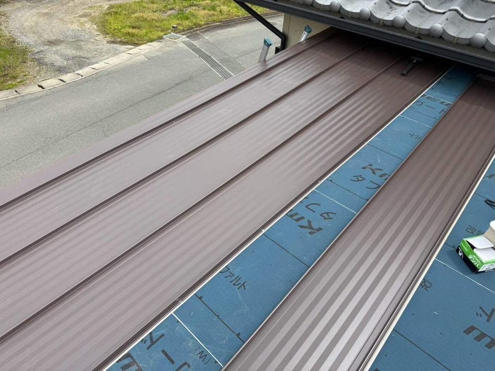 鈴鹿市_H様_屋根材_施工中 鈴鹿市の外壁塗装、屋根カバー工事をリペイント匠が施工した写真