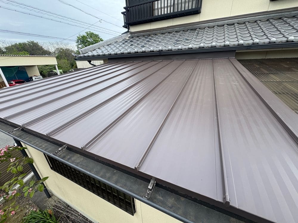 鈴鹿市_H様_施工後_屋根全体 鈴鹿市の外壁塗装、屋根カバー工事をリペイント匠が施工した写真