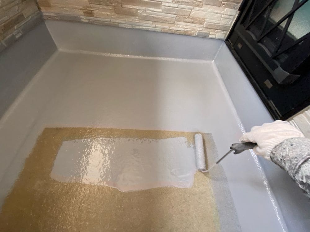 鈴鹿市_K様_上塗り_防水(トップコート) 鈴鹿市の外壁塗装、防水工事をリペイント匠が施工した写真
