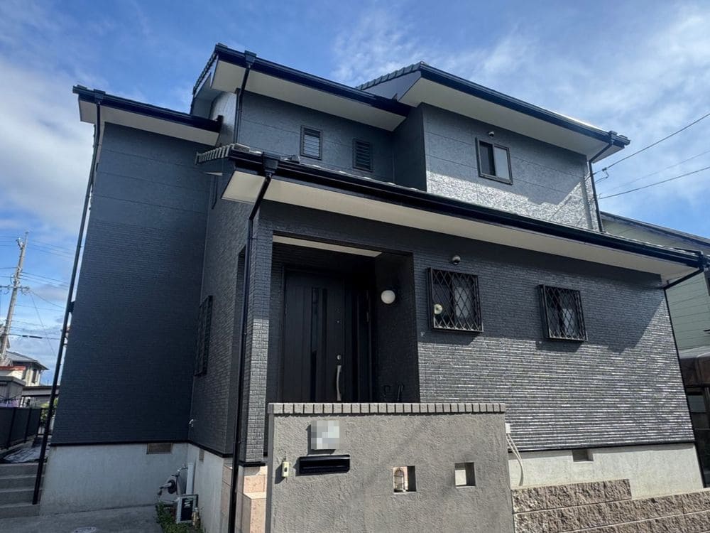 U様四日市市西坂部町_施工後_外壁全体 四日市市|シックな印象にチェンジ|柔軟な対応に感謝・交換日記もあって安心