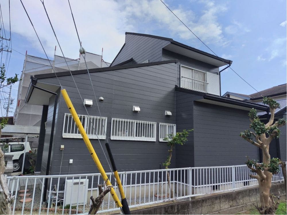 M様亀山市阿野田町_施工後_外壁全体 亀山市の外壁塗装、屋根工事、屋根塗装をリペイント匠が施工した写真