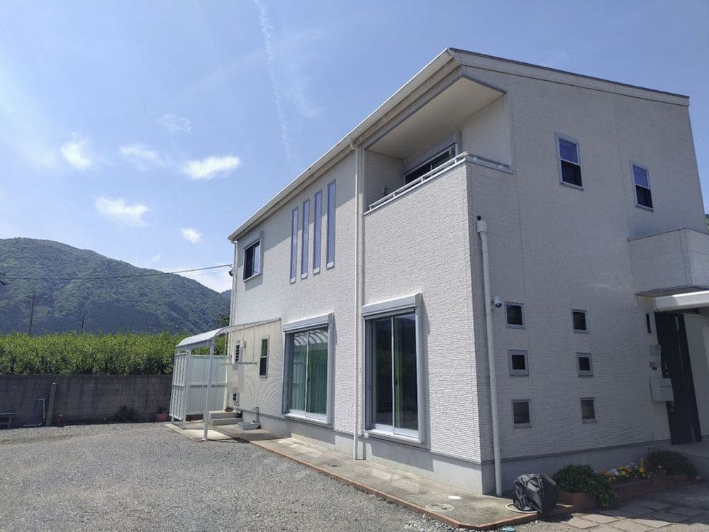 四日市市_K様_外壁全体3(施工前) 四日市市の外壁・屋根塗装をリペイント匠が施工した写真