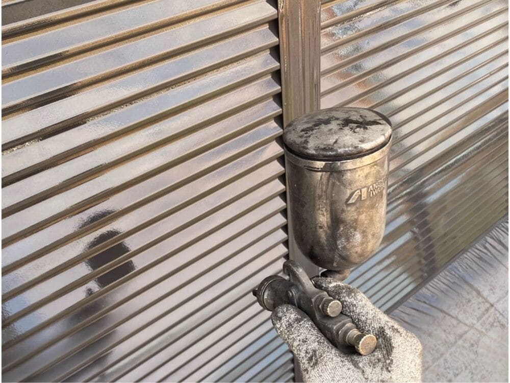 M様(津)雨戸(上塗り) 津市の外壁塗装をリペイント匠が施工した写真