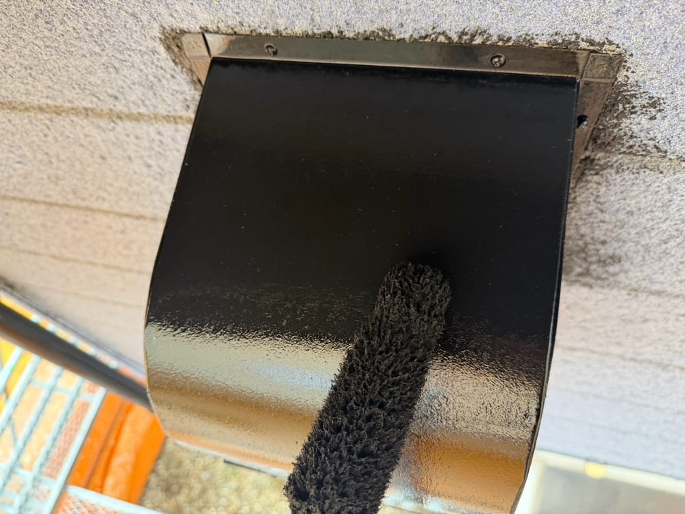 T様(津)換気フード(中塗り) 津市の外壁塗装、屋根工事をリペイント匠が施工した写真