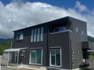 K様(四日市市水沢町)施工後_外壁全体 (3) 四日市市|スタイリッシュな外観へイメージチェンジ|雰囲気も変わり満足です