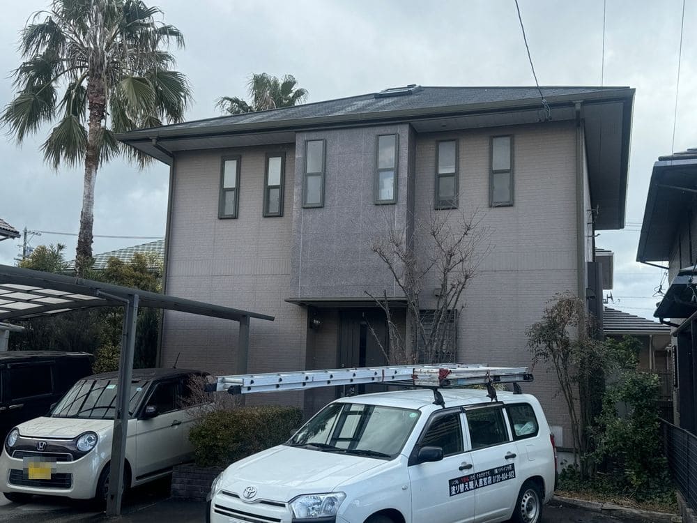 鈴鹿市_K様_施工前_外壁全体 (2) 鈴鹿市の外壁塗装、屋根塗装をリペイント匠が施工した写真