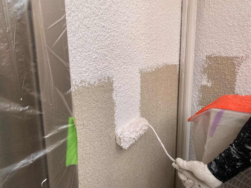 F様(亀山市みずきが丘)外壁(下塗り1) (3) (1) 亀山市で外壁塗装、防水工事をリペイント匠が施工した写真