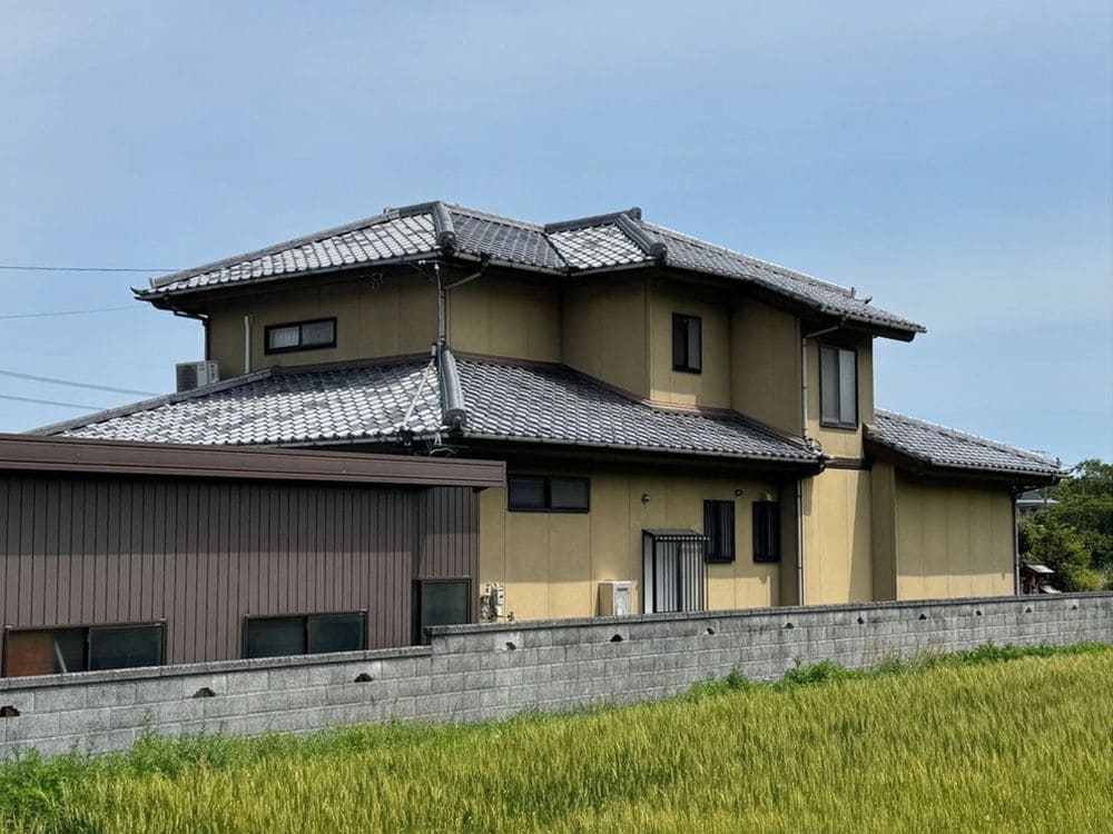 M様(三重郡菰野町)施工前_外壁全体 (3) 三重郡菰野町で外壁塗装、防水工事をリペイント匠が施工した写真