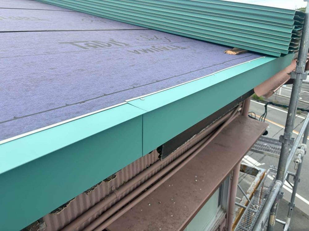 軒先 松阪市で屋根工事をリペイント匠が施工した写真