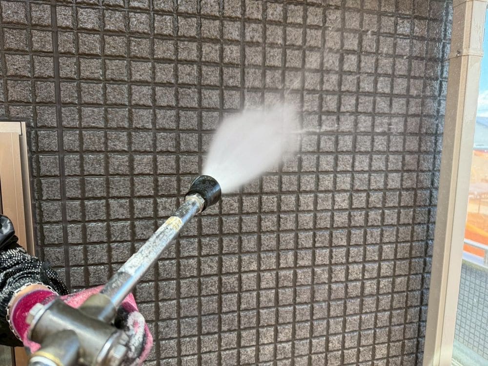 亀山市 N様 高圧洗浄 (4) 亀山市の外壁塗装、屋根塗装、防水工事をリペイント匠が施工した写真