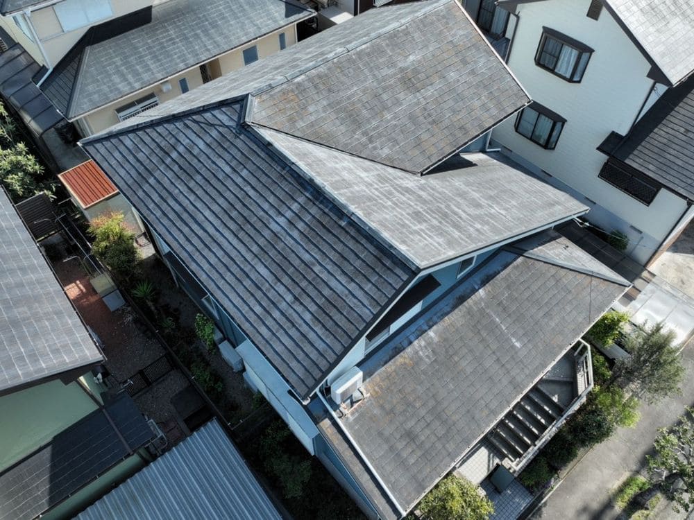 四日市市_M様_屋根全体3(施工前) 四日市市の屋根塗装をリペイント匠が施工した写真