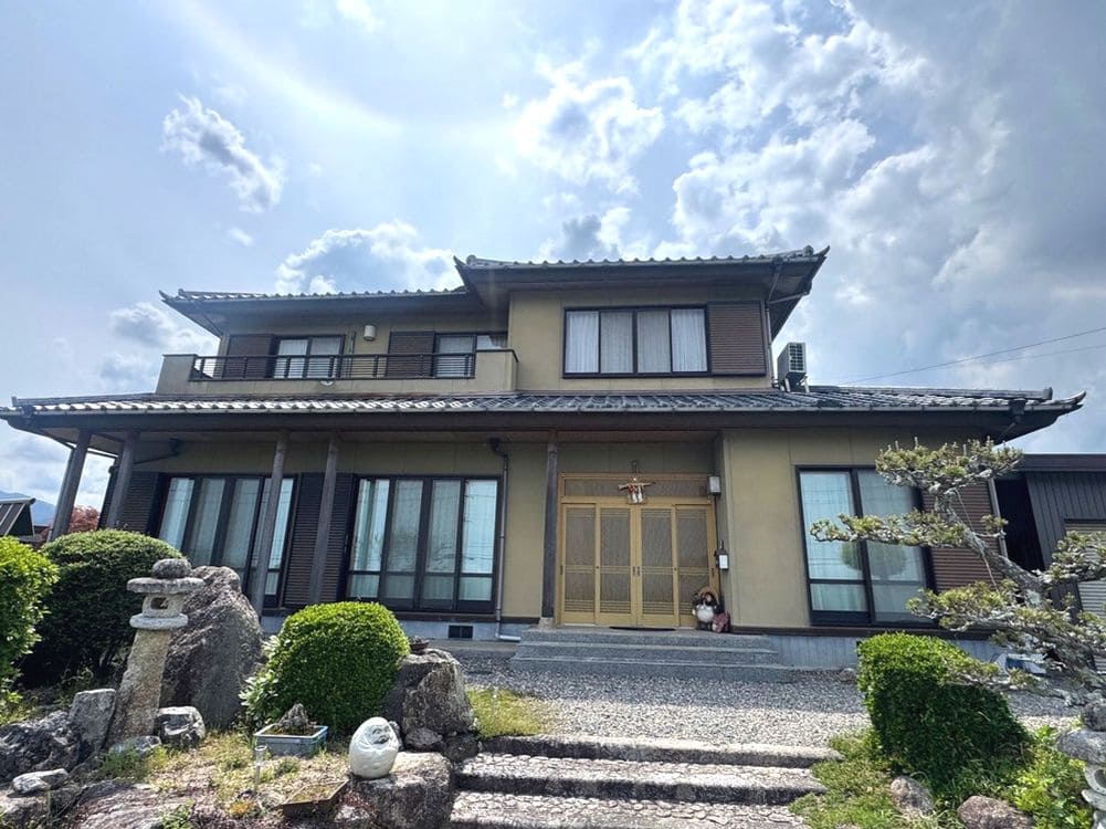 M様(三重郡菰野町)施工前_外壁全体 (1) 三重郡菰野町で外壁塗装、防水工事をリペイント匠が施工した写真