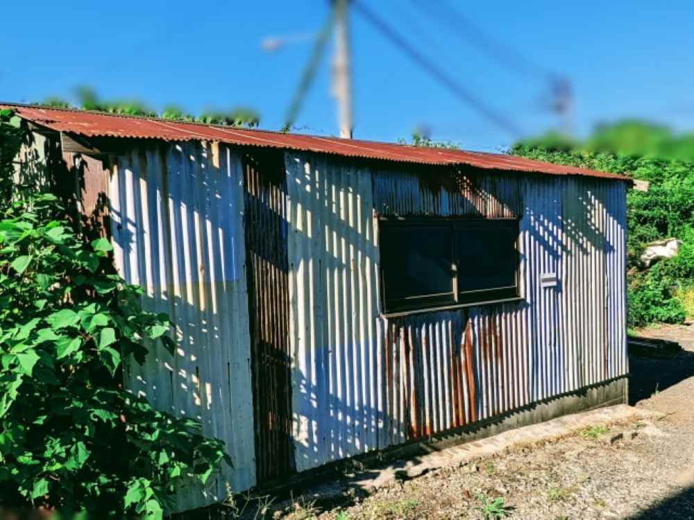 なぜ海沿いのトタン屋根はすぐサビる?雨漏りに直結する塩害の恐怖