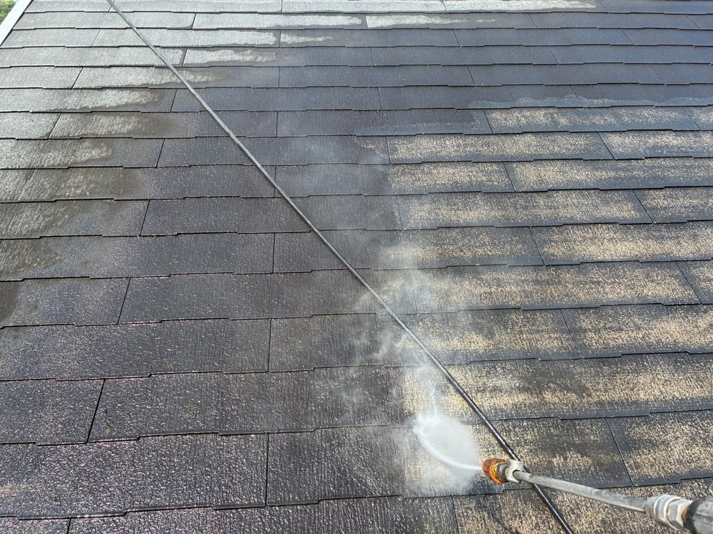 H様(津市)_高圧洗浄(屋根) (2) 津市で外壁・屋根塗装をリペイント匠が施工した写真