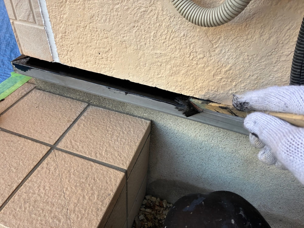 H様(津市)水切り(下塗り) 津市で外壁・屋根塗装をリペイント匠が施工した写真
