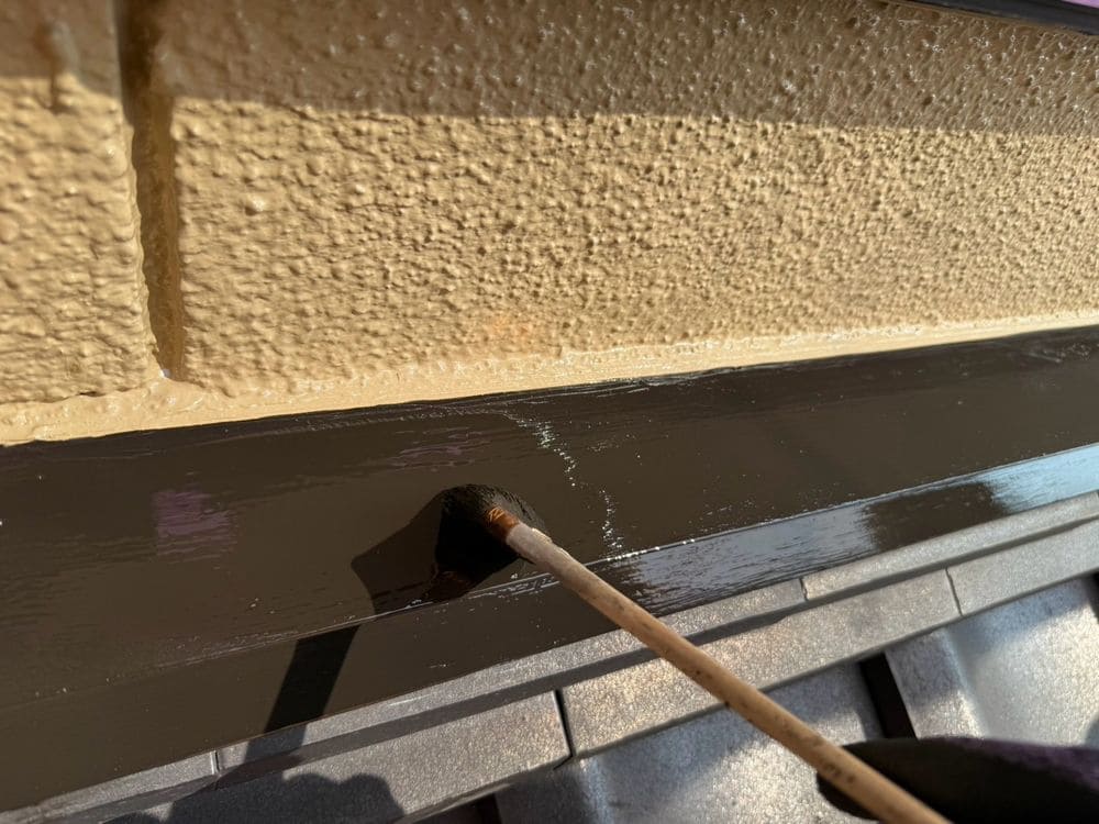 鈴鹿市_I様_雨押さえ_上塗り 鈴鹿市の外壁塗装をリペイント匠が施工した写真