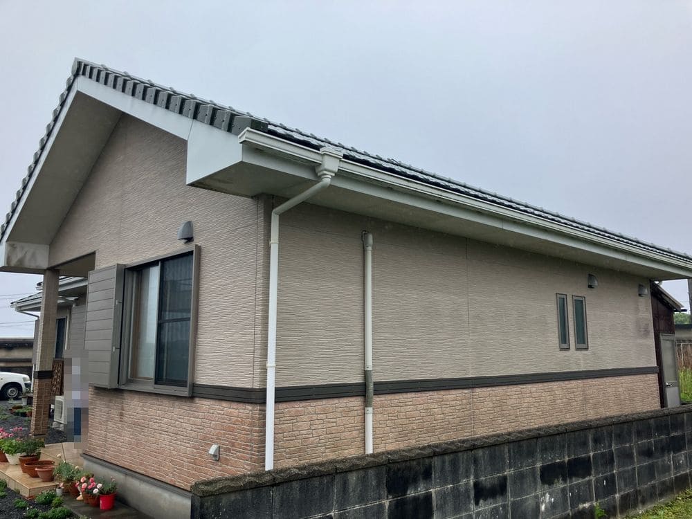 M様志摩市大王町_施工前_外壁全体 (2) 志摩市の外壁塗装をリペイント匠が施工した写真