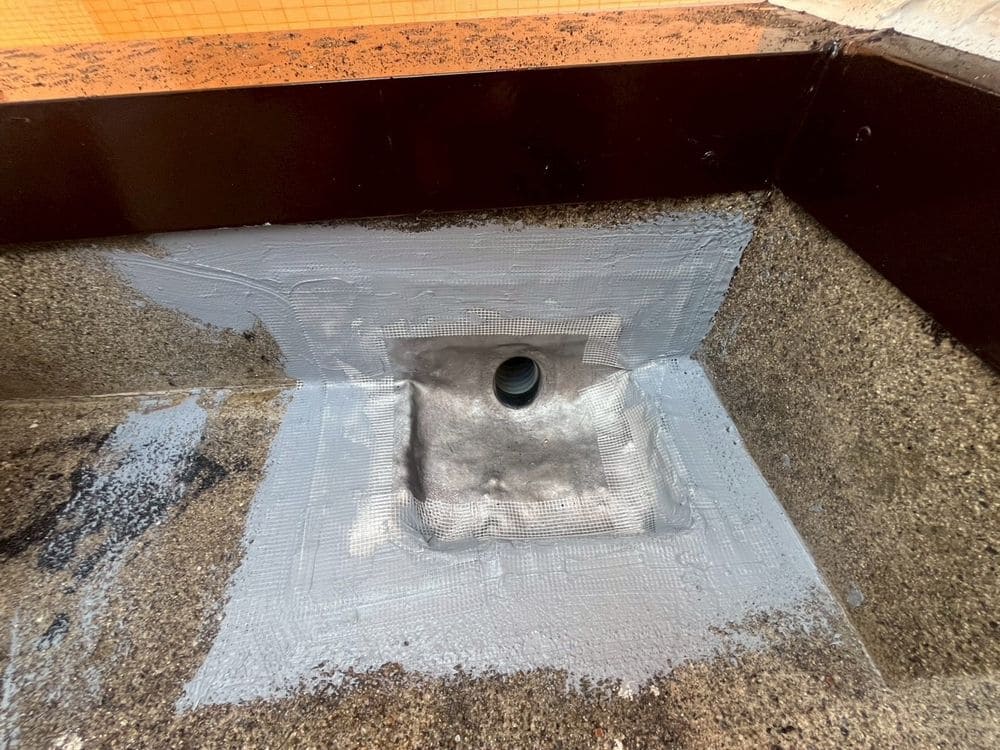 四日市市_Y様_防水③(ドレン設置) 四日市市の防水工事をリペイント匠が施工した写真