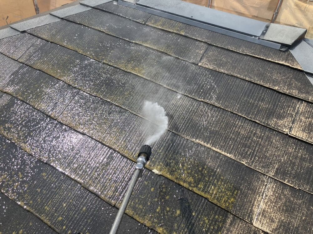 Y様(伊賀)高圧洗浄(屋根) 伊賀市の外壁・屋根塗装、防水工事をリペイント匠が施工した写真
