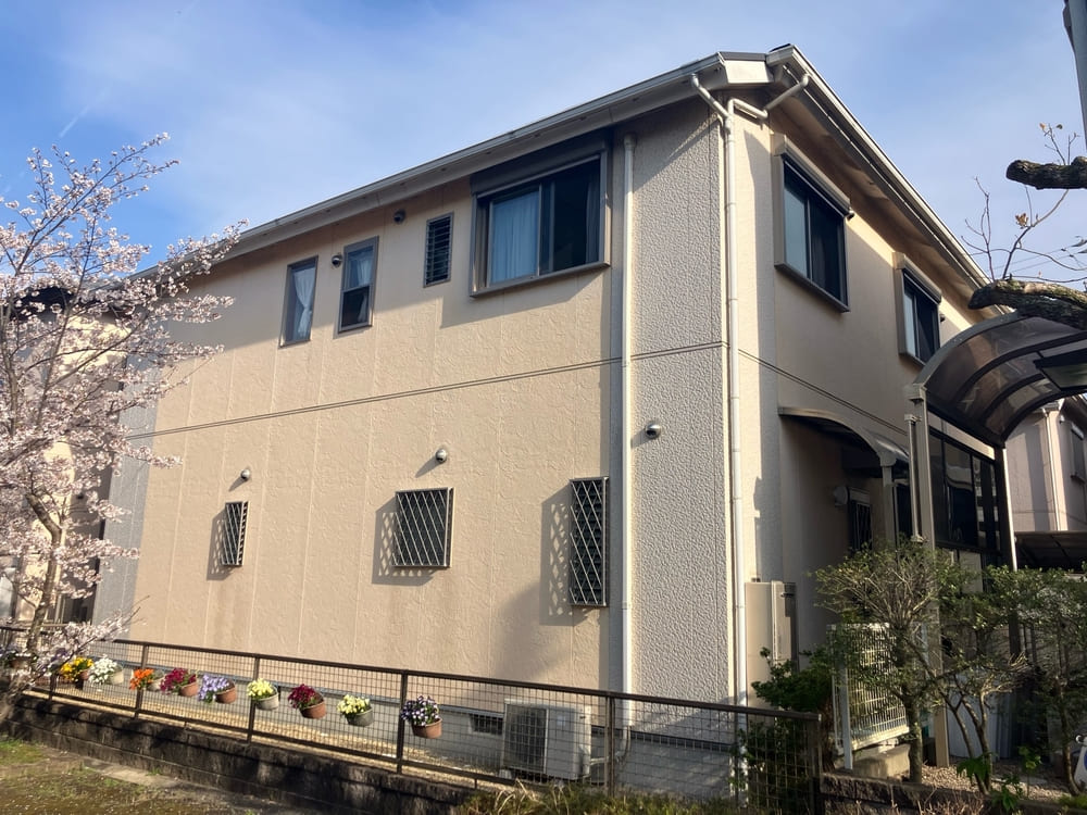 H様(津市)施工前_外壁全体 (3) 津市で外壁・屋根塗装をリペイント匠が施工した写真